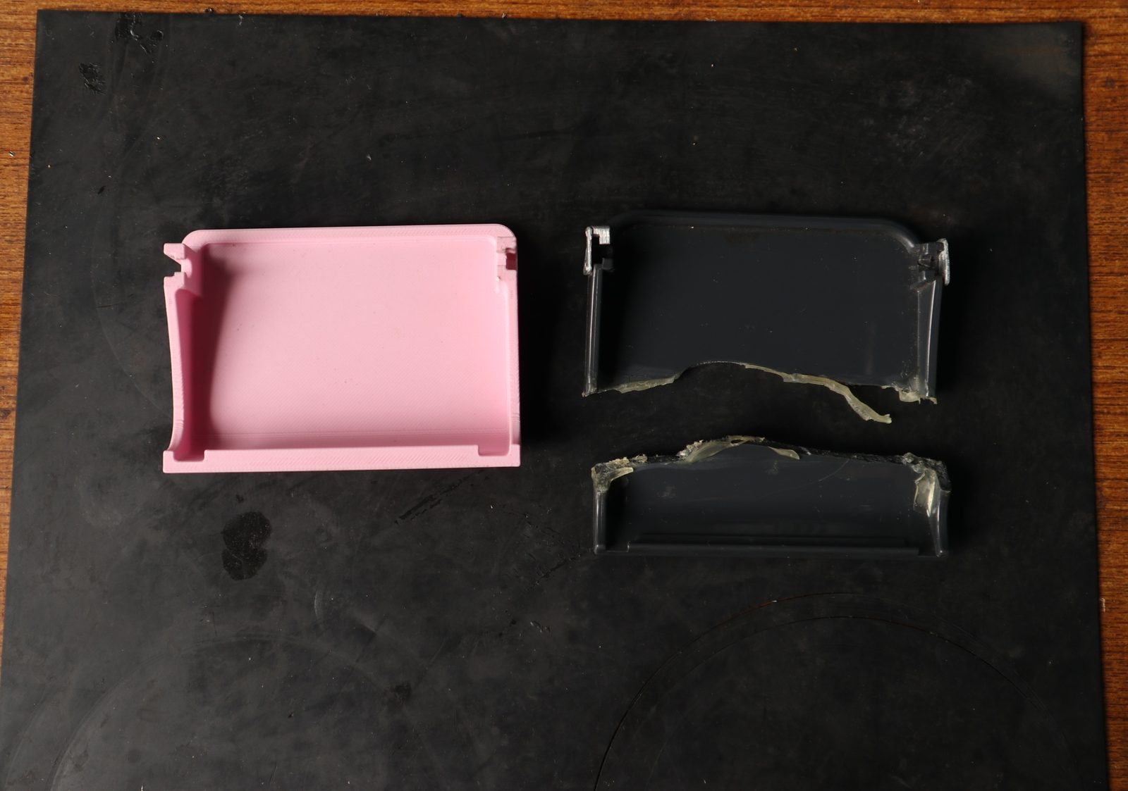 ツインバード冷温庫の割れて2つに分離した留め具と、3Dプリンターで造形した試作品